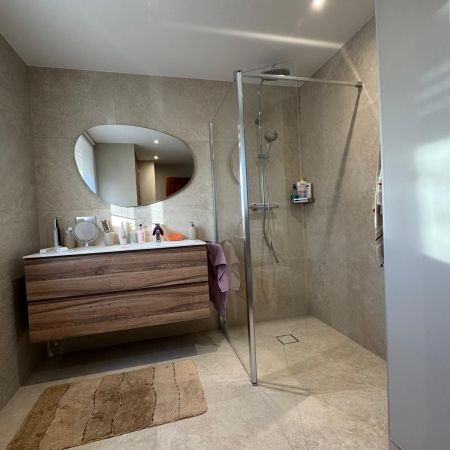 Rénovation complète d’une salle de bain – Style naturel & confort moderne Rénovation complète d’une salle de bain – Style naturel & confort moderne